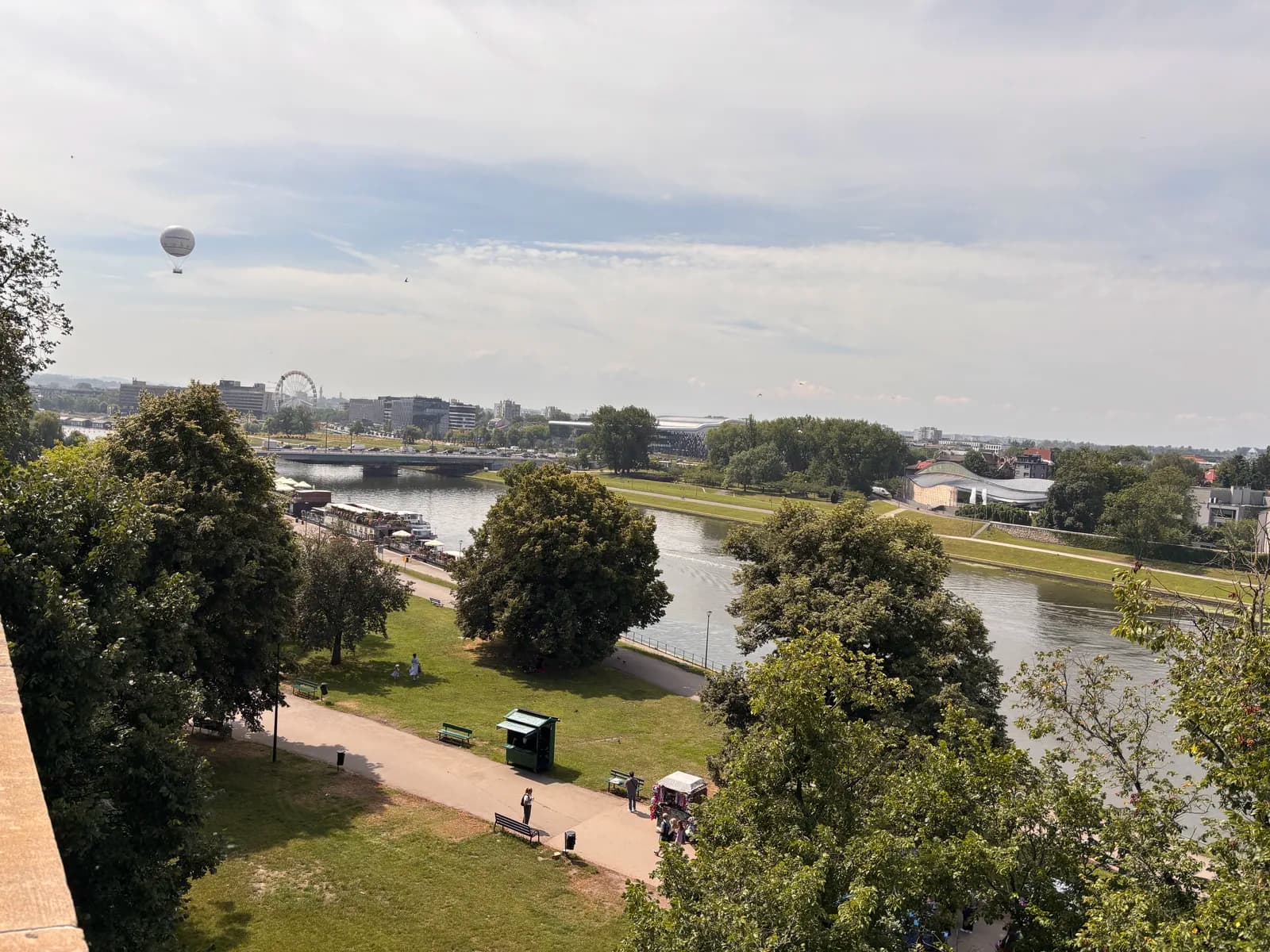 Vue depuis la colline de Wawel sur la Vistule et les rives de Cracovie