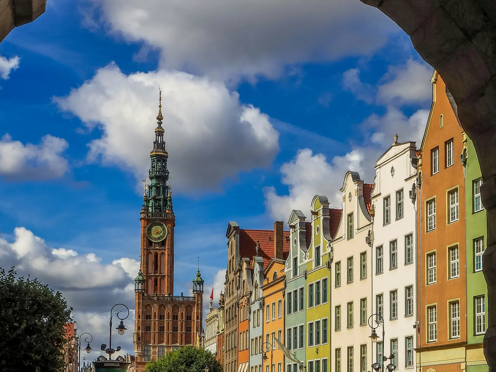 La tour de l'hôtel de ville et les façades colorées de Długi Targ, à Gdańsk