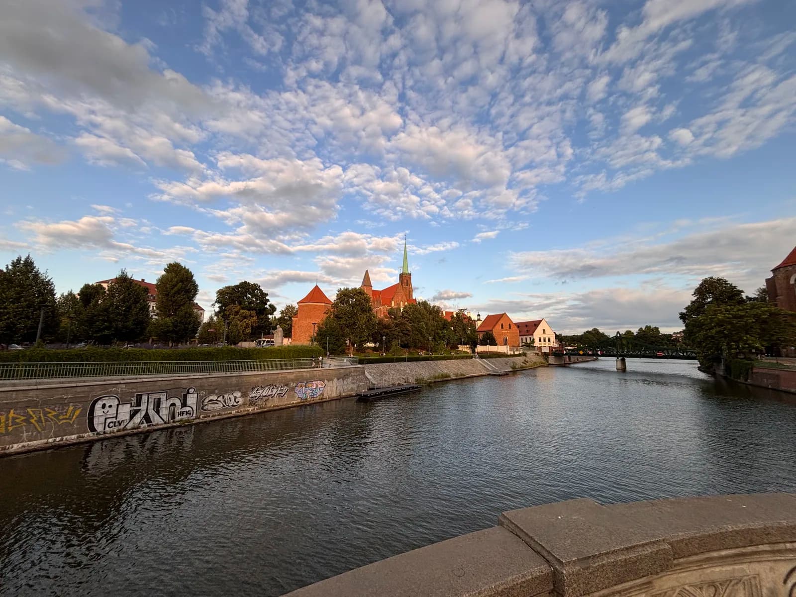 La cathédrale d'Ostrów Tumski au bord de l'Oder, à Wrocław
